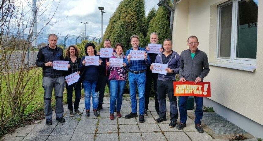 Kolleginnen und Kollegen bei Eaton stehen zur Tarifforderung bei Canyon